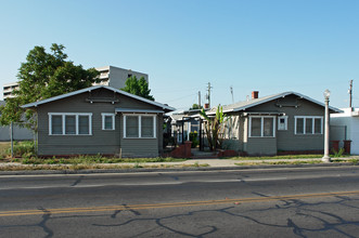 Bungalow Court in Fresno, CA - Foto de edificio - Building Photo