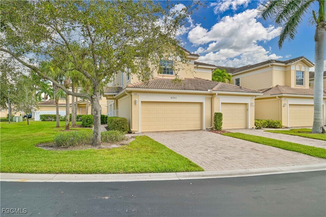6051 Jonathans Bay Cir in Ft. Myers, FL - Building Photo