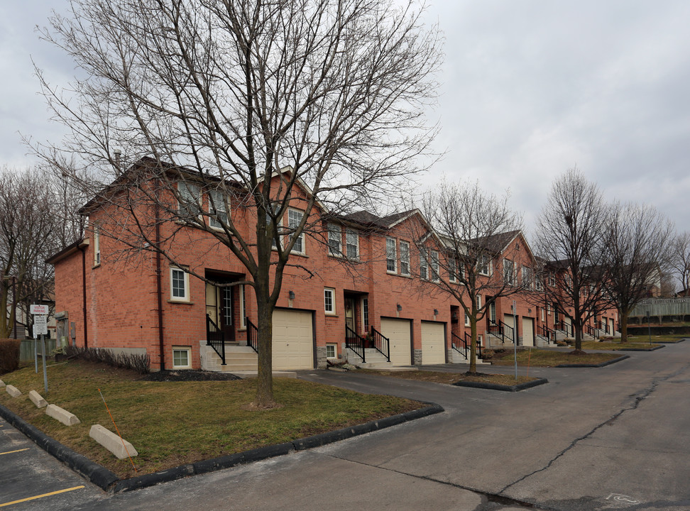 375 Holiday Inn Dr in Cambridge, ON - Building Photo