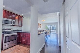 3000 Sunrise Lakes Dr W in Sunrise, FL - Building Photo - Building Photo