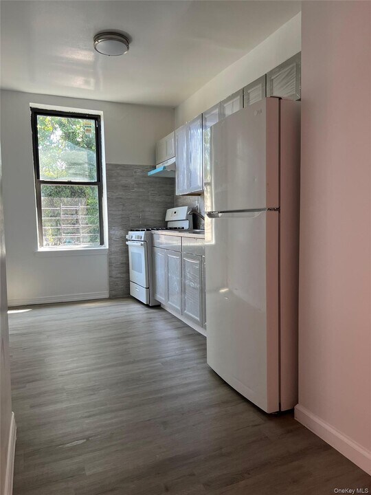 1810 Barnes Ave in Bronx, NY - Building Photo