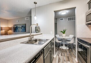 Fountains of Jupiter Apartments in Dallas, TX - Foto de edificio - Building Photo