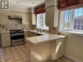 28 Collins Crescent in Aurora, ON - Building Photo - Building Photo