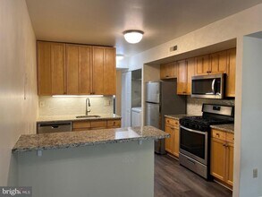 2044 Royal Fern Ct in Reston, VA - Building Photo - Building Photo