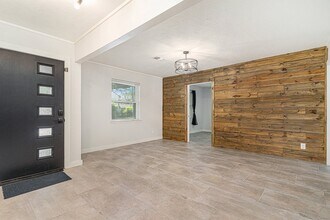 1602 Loch Lake Dr in Seabrook, TX - Building Photo - Building Photo