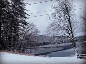 302 Lake Ave in Lake Luzerne, NY - Foto de edificio - Building Photo