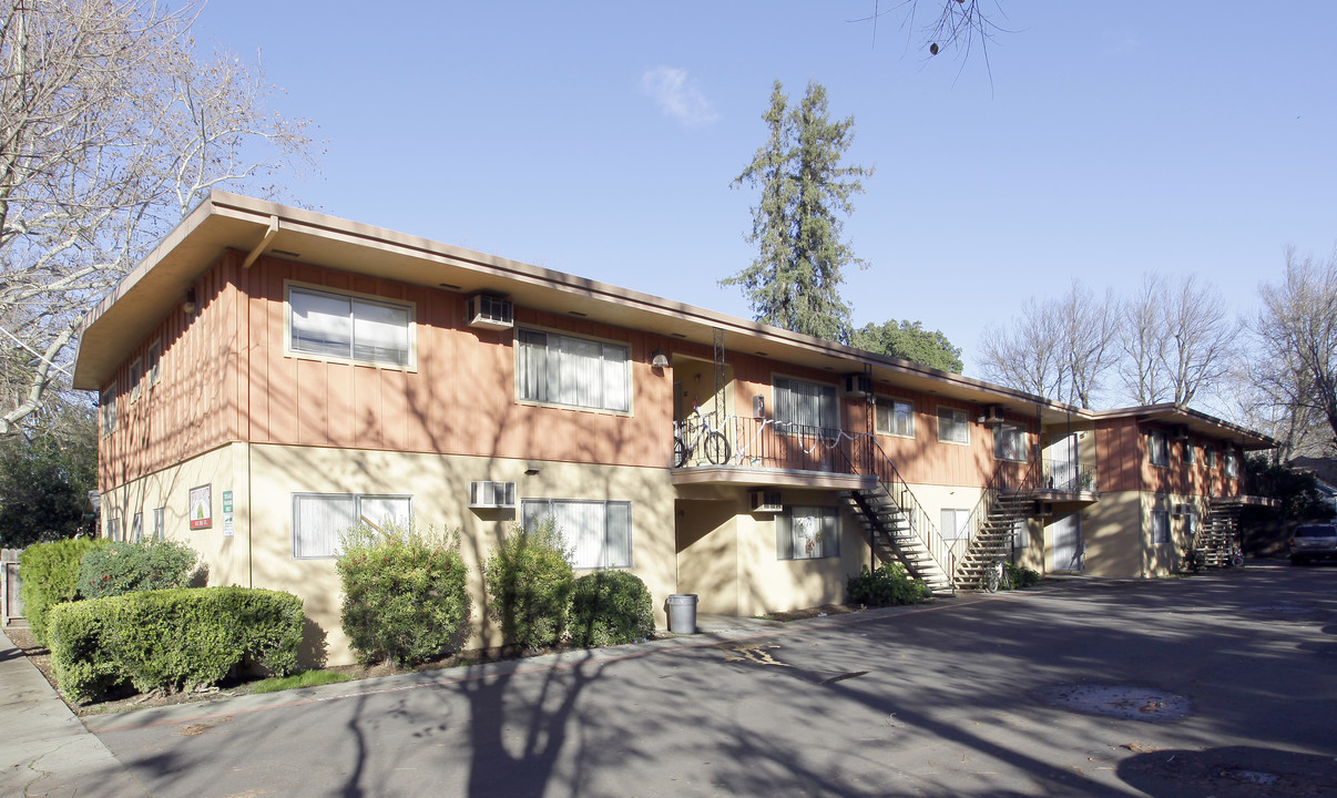 Redwood South Apartments in Woodland, CA - Building Photo