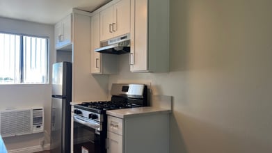 7424 Radford Ave, Unit 208 in Los Angeles, CA - Foto de edificio - Building Photo