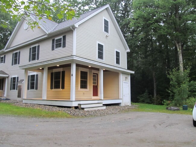 562 New Hampshire Rte 103 in Sunapee, NH - Foto de edificio - Building Photo