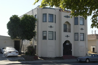 2684 73rd Ave in Oakland, CA - Foto de edificio - Building Photo