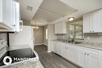 1690 Palm Leaf Dr in Brandon, FL - Foto de edificio - Building Photo