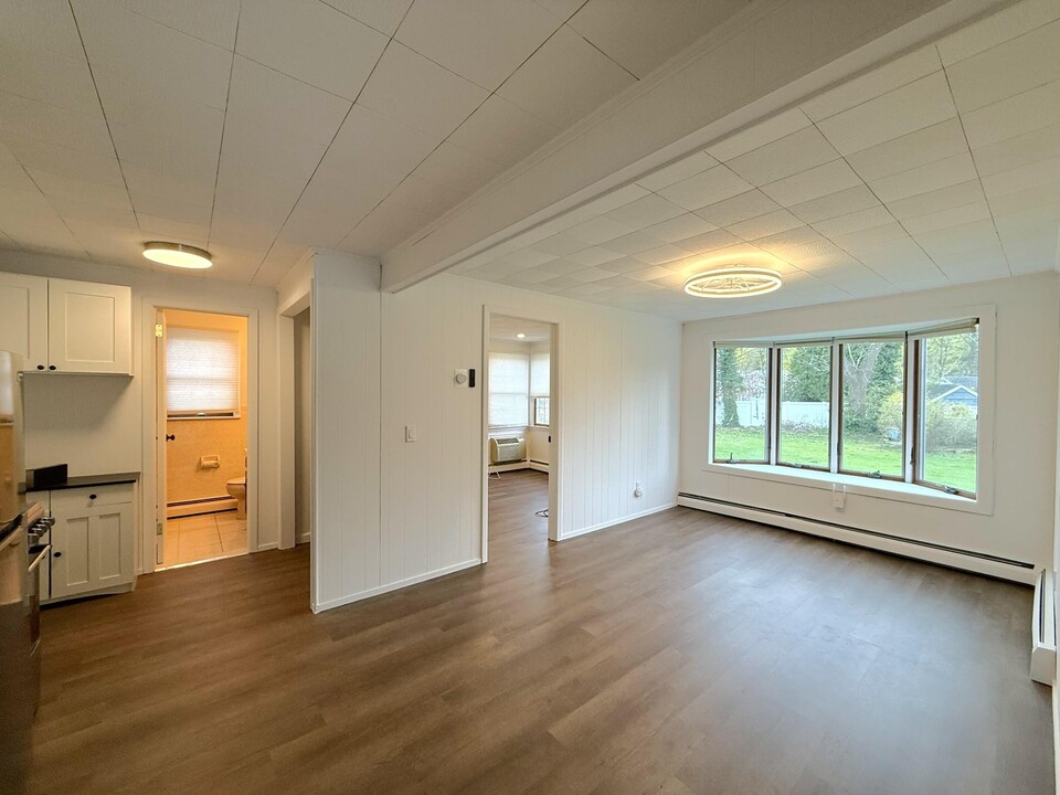 34 Little Neck Rd in Centerport, NY - Building Photo