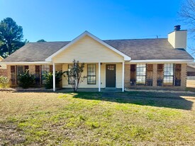 3301 John Hancock Rd in Columbus, MS - Building Photo