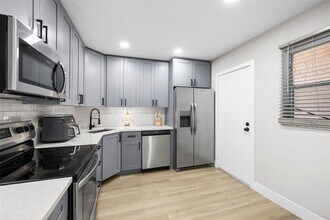 6100 S Falls Cir Dr in Lauderhill, FL - Building Photo - Building Photo