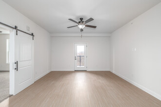 The Residences at LeMoyne Manor in Liverpool, NY - Foto de edificio - Interior Photo