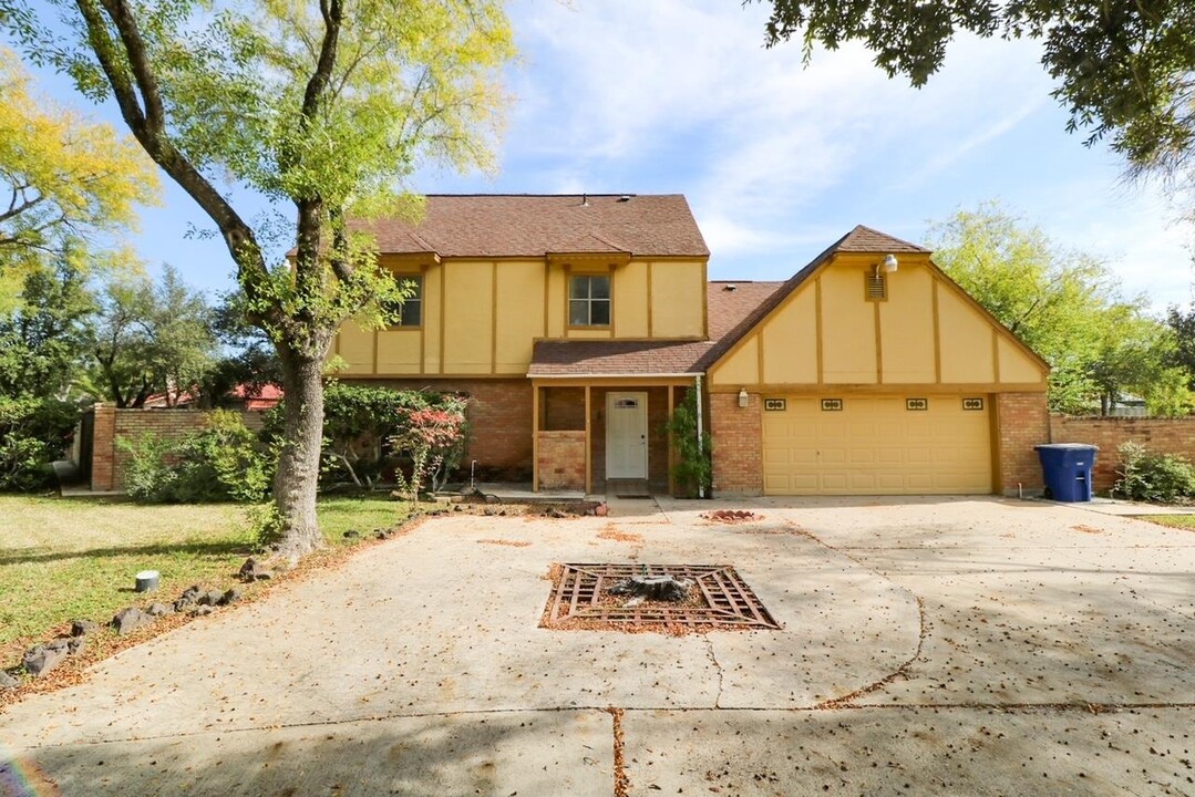 908 Graceland Dr in Laredo, TX - Building Photo