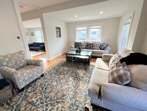 358 Hunnewell St in Needham, MA - Foto de edificio - Building Photo
