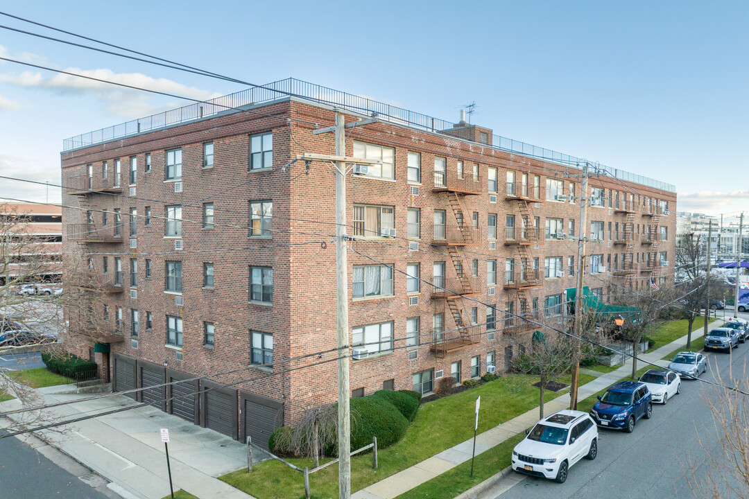 Horton House in Mineola, NY - Building Photo