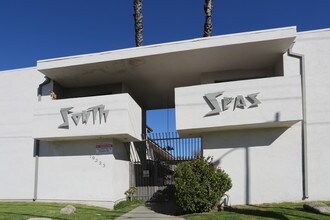 The South Seas in Reseda, CA - Foto de edificio - Building Photo