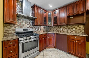 42-38 Judge St in Queens, NY - Foto de edificio - Building Photo