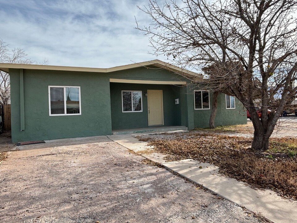 1802 Yucca Ln in Alamogordo, NM - Building Photo