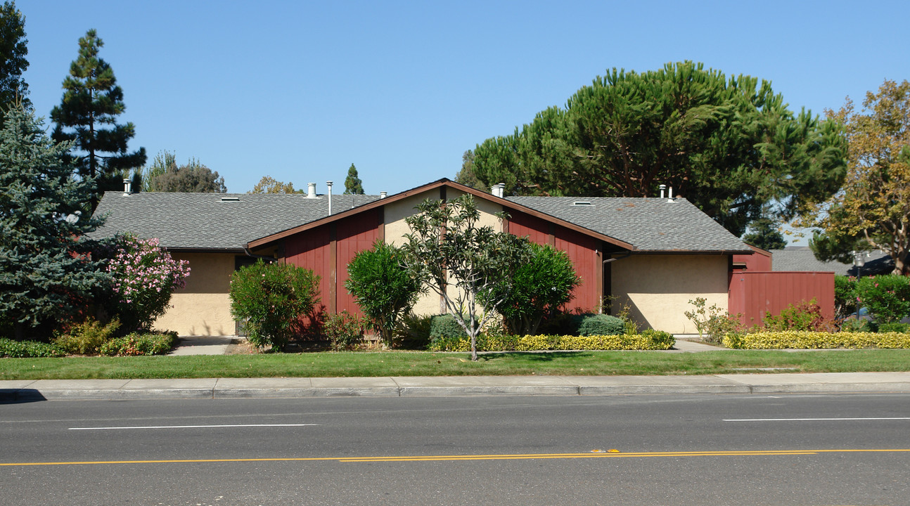 4131-4183 Dyer St in Union City, CA - Building Photo