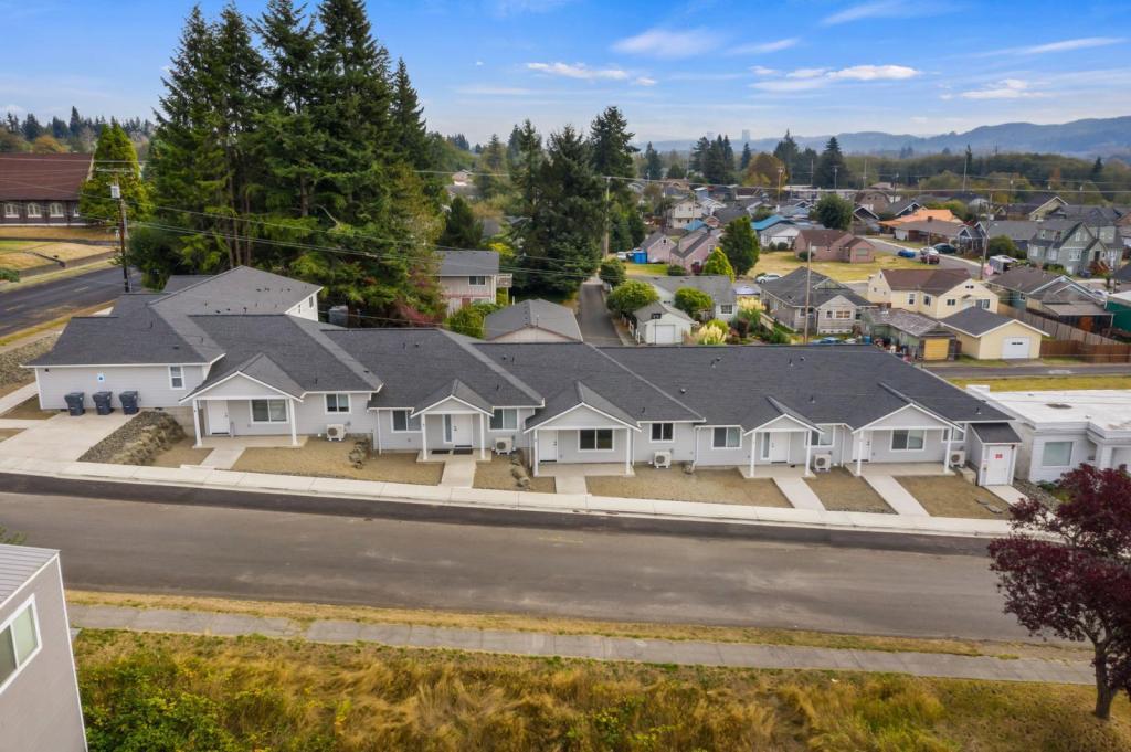 303 E Broadway Ave in Montesano, WA - Foto de edificio