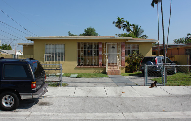 2441 NW 26th St in Miami, FL - Building Photo - Building Photo