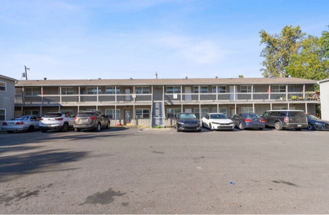 474 1/2 E Norwich Ave
