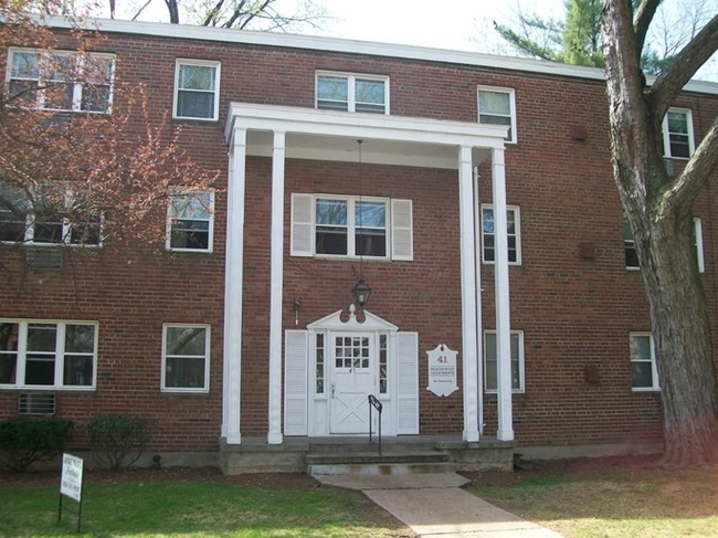 41 W Beacon St in West Hartford, CT - Building Photo - Building Photo