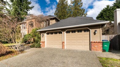 23516 NE 22nd St in Sammamish, WA - Foto de edificio - Building Photo