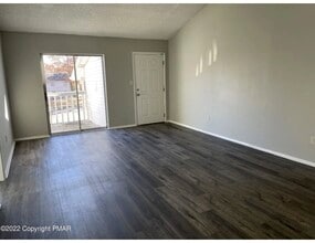 136 View Ct in Mt Pocono, PA - Foto de edificio - Building Photo