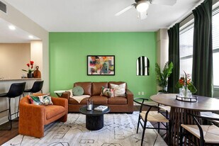 925 Common St in New Orleans, LA - Building Photo
