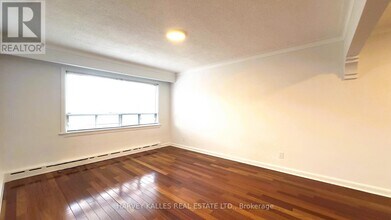 267-267 Indian Grove in Toronto, ON - Building Photo - Building Photo