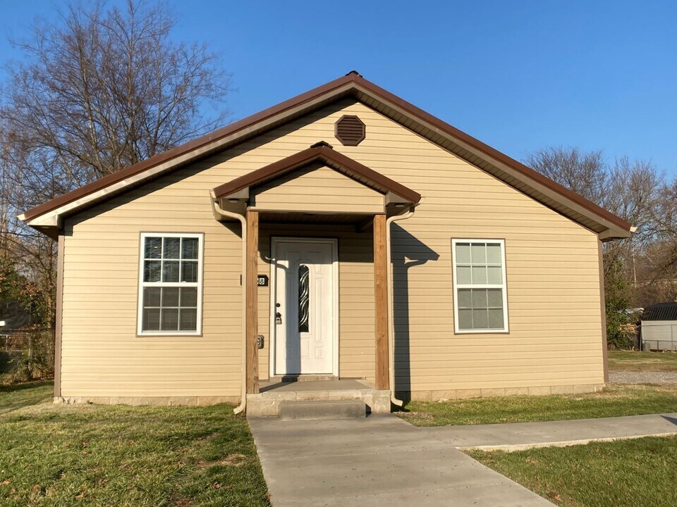 1008 E 1st St in Hopkinsville, KY - Building Photo