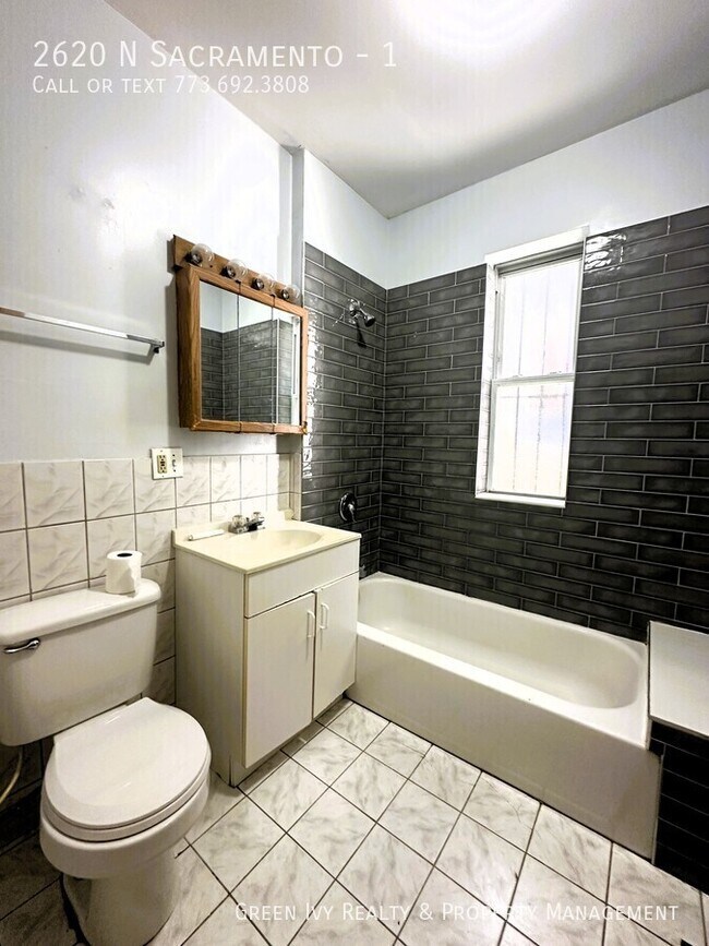 2620 N Sacramento Ave in Chicago, IL - Building Photo - Building Photo