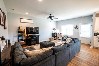 1068 Brownstone Ln in Forest, VA - Foto de edificio - Building Photo