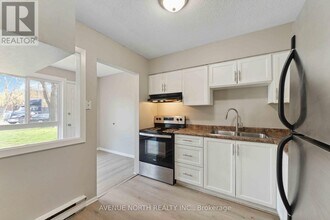 1958 Jasmine Crescent in Ottawa, ON - Building Photo - Building Photo