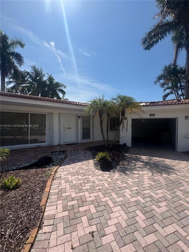 2404 NE 28th Ave in Fort Lauderdale, FL - Foto de edificio - Building Photo