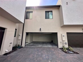 8317 NW 45th St in Doral, FL - Building Photo - Building Photo