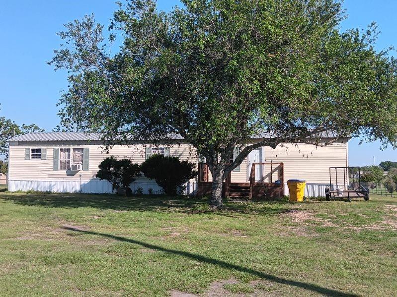 6522 Odom Dr in Sealy, TX - Building Photo