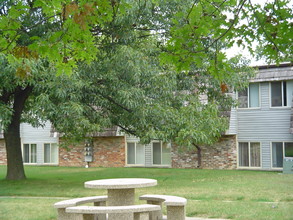 Butterfield Trails Apartments in North Aurora, IL - Foto de edificio - Building Photo