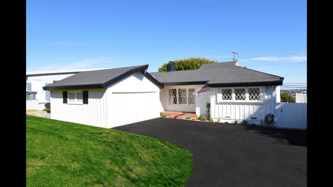 121 Vía Los Altos in Redondo Beach, CA - Building Photo - Building Photo