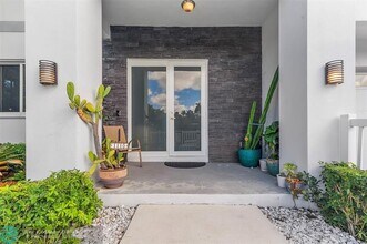 1110 NE 14th Ave in Fort Lauderdale, FL - Foto de edificio - Building Photo