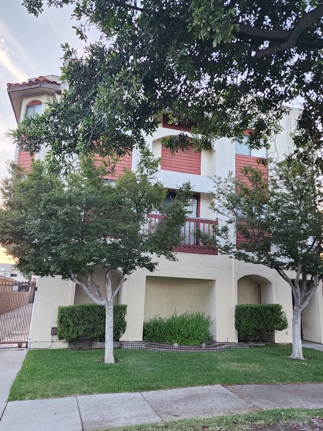 809 S Adams St, Unit Apt 4