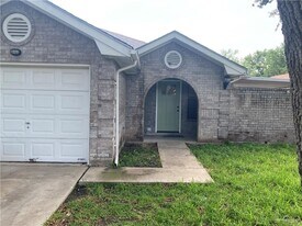 5 Ash Cir in Edinburg, TX - Building Photo