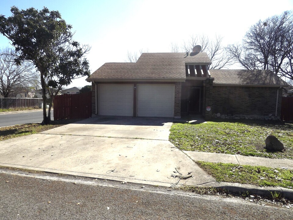 9502 Woodland Hills in San Antonio, TX - Building Photo