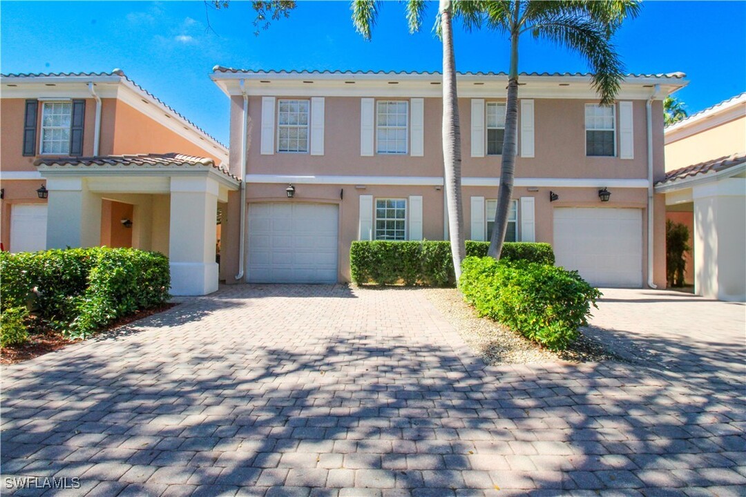 5453 Cove Cir in Naples, FL - Foto de edificio