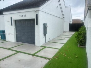 13595 SW 99th St in Miami, FL - Building Photo - Building Photo