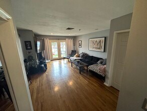 8956 Swinton Ave in North Hills, CA - Foto de edificio - Building Photo